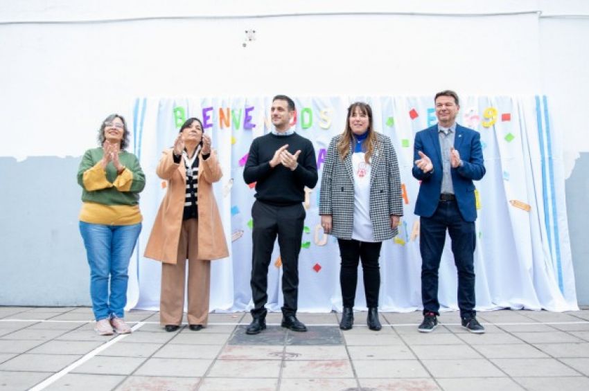 Julián Álvarez encabezó el acto de inicio de la doble escolaridad en la Escuela Primaria N° 69 de Lanús Oeste