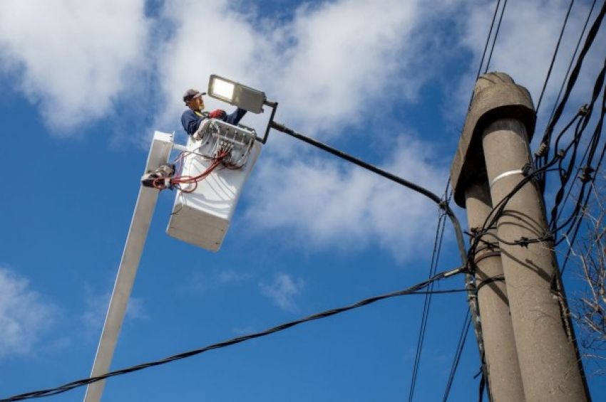 Lanús Gobierno inició la colocación de luces LED sobre la avenida Centenario Uruguayo