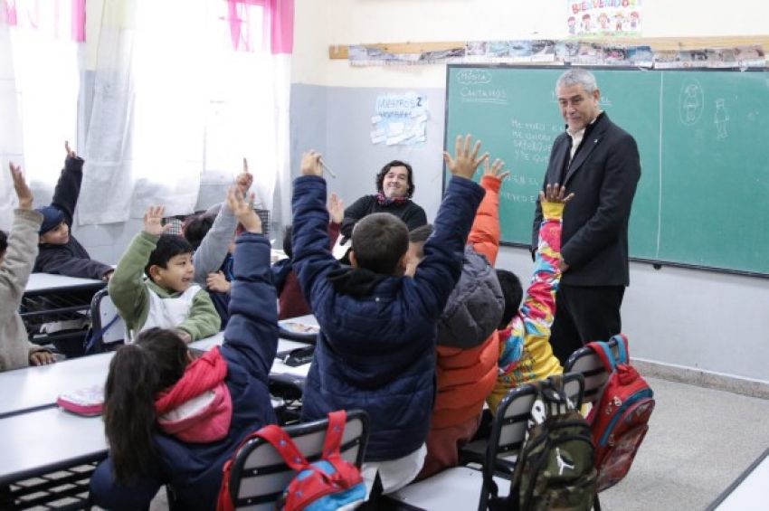 Ferraresi entregó subsidios a escuelas públicas de Avellaneda