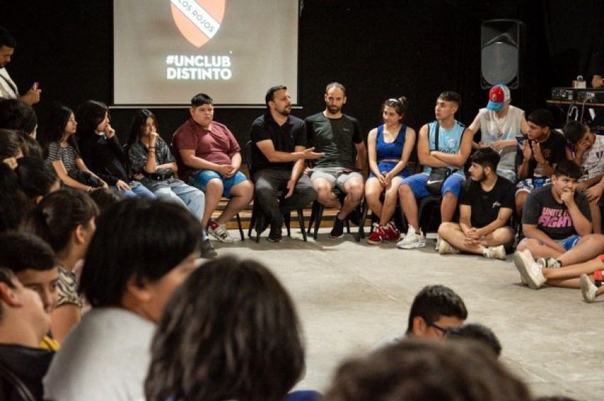 Santalla junto a jóvenes de Avellaneda: «Con Cristina podían soñar. Con Milei sólo encuentran frustración»