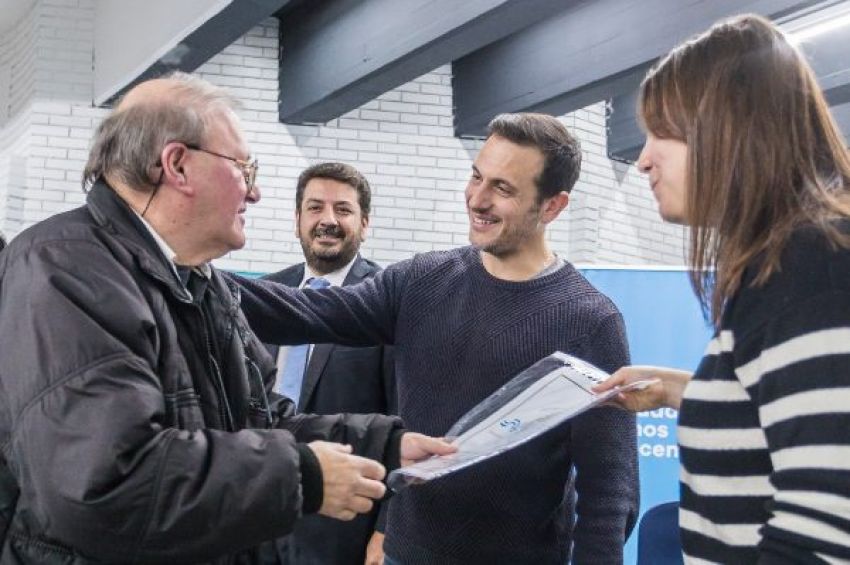 Julián Álvarez y el ministro Mena entregaron 105 escrituras sociales a vecinos y vecinas de Lanús