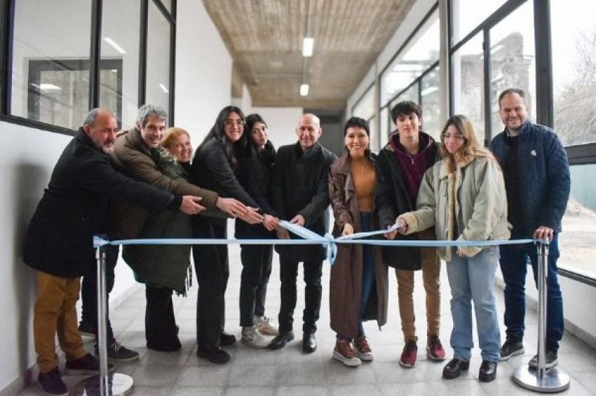 Mayra inauguró nuevas aulas y una biblioteca en el ISFDT N°24 «Bernardo Houssay» de Bernal